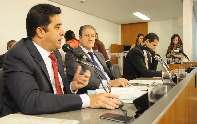 Imagem da notícia: Comissão é favorável a restrição a máscaras em manifestações